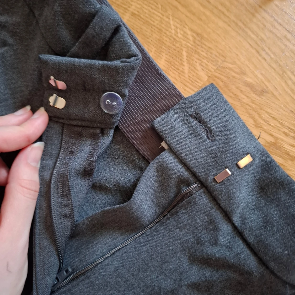 Grå kostymbyxor från H&M - 2