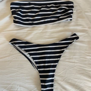 Bikini - Randig bandeau bikini från H&M. Delarna köptes separat men säljes tillsammans. Knappt använd🐝💛🖤🤍