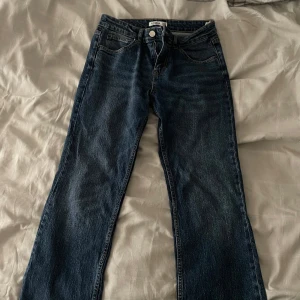 Blå jeans från Pull&Bear - Snygga blå jeans från Pull&Bear med klassisk femficksdesign. De har en rak passform och är perfekta för en avslappnad stil. Tillverkade i Bangladesh, dessa jeans är både bekväma och stilrena. Samt köparen står för frakten om ni fler frågor och värderingar är det bara att höra av sig till mig☺️