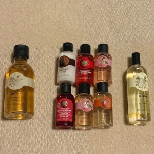 Parfymer och duschgel från The Body Shop - Säljer ett set med parfymer och duschgel från The Body Shop. Inkluderar Moringa duschgel och body mist, samt små flaskor med dofterna Coconut, Strawberry, Pink Grapefruit och Mango. Säljer allt tillsammans men går även att köpa önskade produkter separat