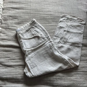 Linnebyxor Zara - KILLE! dessa beiga/vita linnebyxor a ifrån Zara, strl 42 men passar någon som vanligtvis har S-M, inköpta för 800kr och endast använda 1 gång.💞💞