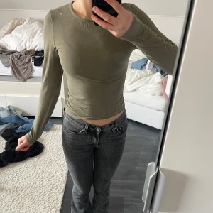 Olivgrön långärmad topp från Nelly - Säljer olivgrön långärmad topp från Nelly i storlek xs.💕