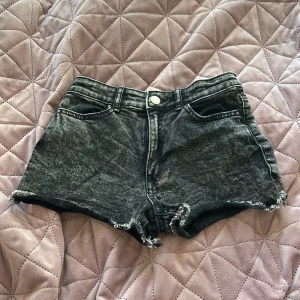 Svarta jeansshorts från H&M - Snygga svarta jeansshorts från H&M med fransiga kanter. Midjemått är 28 cm rakt över🖤