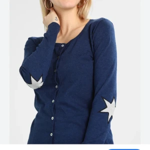 Culture Annemarie kofta  - Säljer då den inte passar längre, jätte skönt material och inga defekter! Skriv för fler bilder! 💕