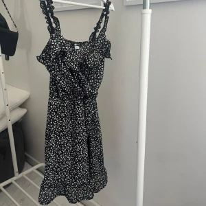 Blommig sommarklänning - Söt blommig sommarklänning 🌸 jättefint skick.  Skriv meddelande vid frågor/fler bilder 🩷