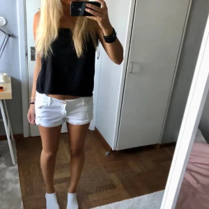 Vita shorts från Amisu - Säljer ett par vita shorts från Amisu. De har en knapp framtill och är perfekta för varma sommardagar. Shortsen har en klassisk design med fickor och en bekväm passform. Första bilden är lånad!