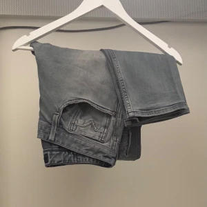  Replay jeans blåa  - Tjena! Säljer nu dessa replay jeans i stolek w33! Dom är i ett så där skick har två defekter men syns typ inte när man har på sig dom! Om ni undrar något är det bara att höra av sig dem har ocksp en liten rivning där back där bältet sitter😁