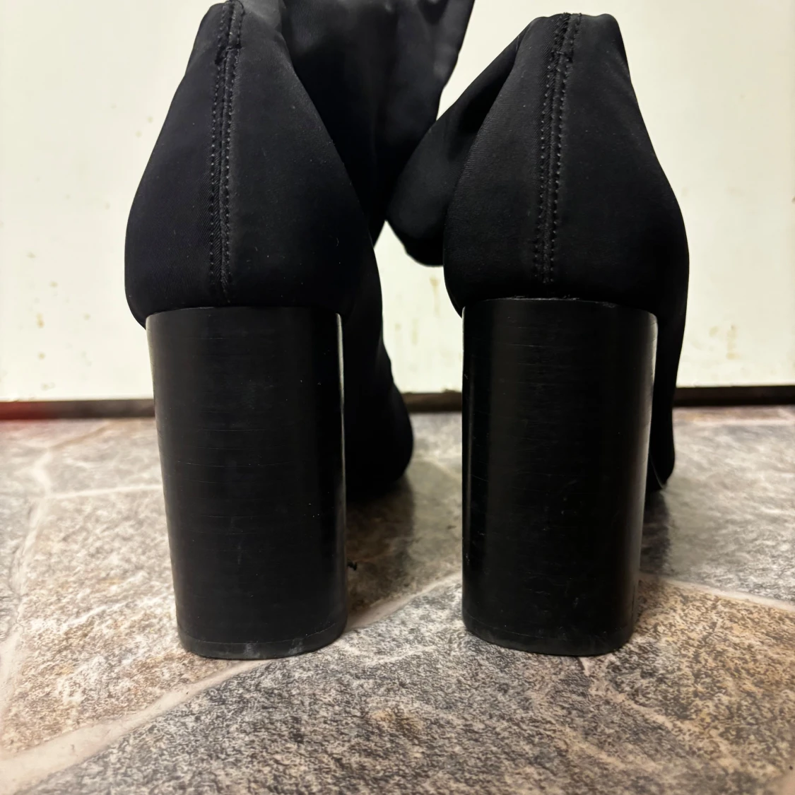 Svarta stövletter med klack