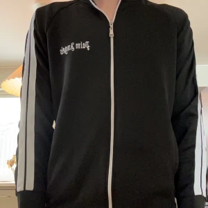 Svart tröja från Palm Angels - Säljer en svart Palm angels i strl M som är i rätt bra skick men den har lite nopprar men de går ju självklart att ta bort 