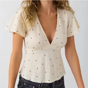 Kräm vit blus med prickar - Gina tricot tie top - Super fin och söt topp från Gina tricot! Passar perfekt till både fest och vardag. Använd endast ett fåtal gånger och är därav i super bra skick och utan defekter. Storlek M men passar mig som vanligtvis har S. Skriv vid frågor eller funderingar och pris kan alltid diskuteras!