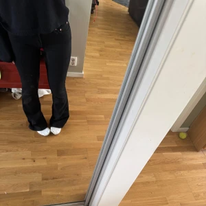 Svarta bootcut jeans  - Super fina low waist bootcut jeans från Gina. Har bara använt en gång så dom är ganska nya. Super fina och super sköna🩷