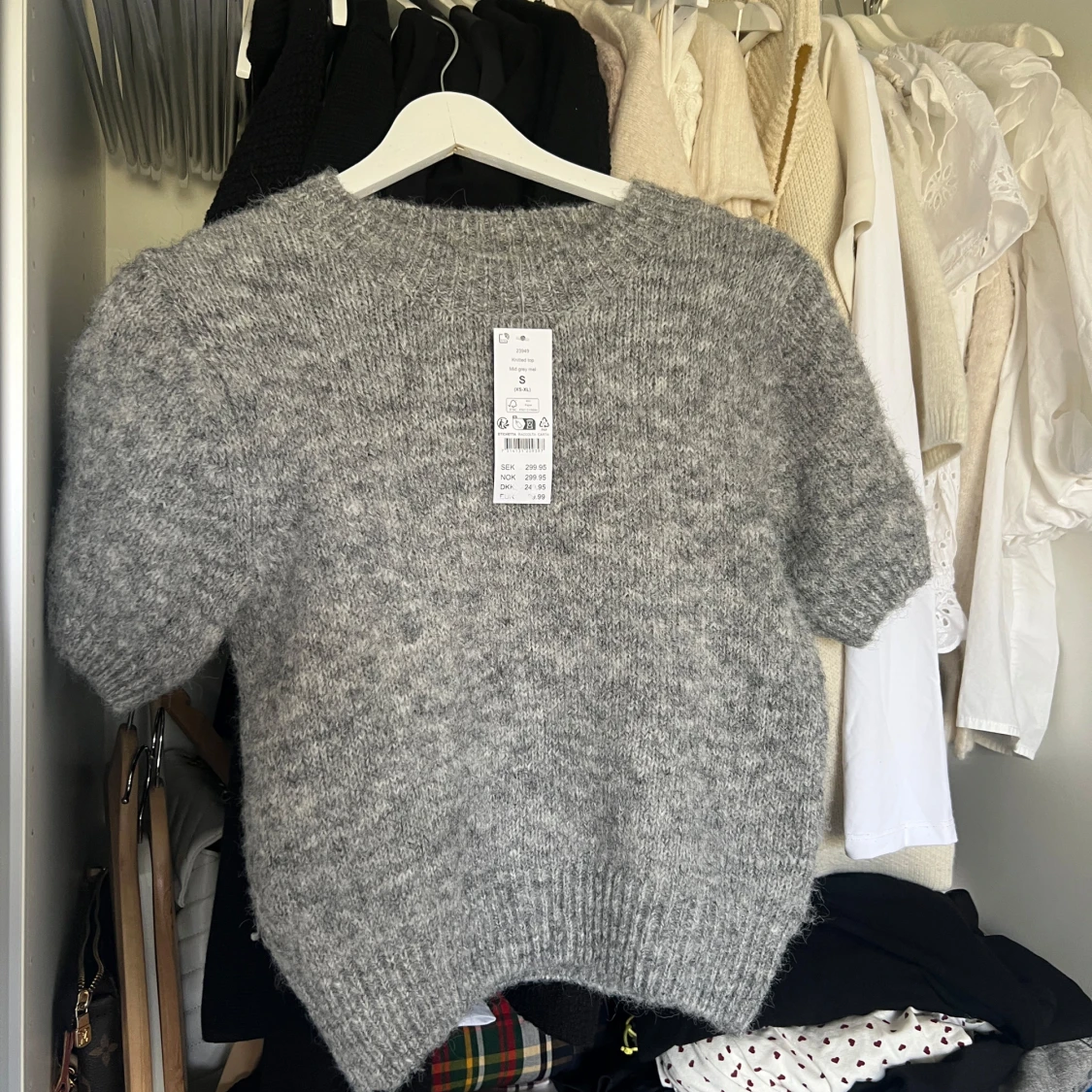 Grå stickad tröja från Gina  - 1