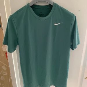Nike tränings tröja  - Aldrig använd 