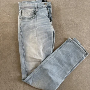 Ljusblå Replay Anbass  - Ljusblå Replay Anbass i bra skick. Storlek 31/32. Pris inte fast. 