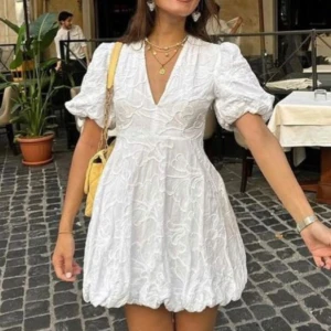 Vit klänning zara - Charmig vit klänning från Zara med puffiga kortärmar och v-ringning. Klänningen har ett vackert broderat mönster och en luftig passform som ger en romantisk känsla.                           Köpte klänningen till min student och har bara haft på mig den då, så den är nästan som ny. Storleken är L, men jag brukar vanligtvis ha stolen M (38) för reverens. (Vet att Zara har otydliga storlekar. (Första bilden är lånad)