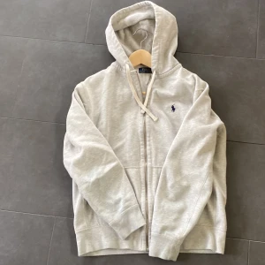 Ralph Lauren Zip hoodie  - Riktigt snygg raffe hoodie | Nypris runt 2000 | Storlek M fits S | Äkta såklart | Skick 9/10, inga hål eller defekter | Kom med bud💸