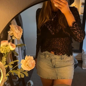 Svart spets fest topp  - Superfin svart spets topp😍Perfekt till fest!! Toppen är knappt använd och är därav nästan i nyskick💌Passar M-s storleksmässigt SÄLJER ÄVEN FLER JÄTTEFINA PLAGG I MIN PROFIL 