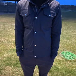 J.Lindberg jacka - Riktigt ball J.Lindberg jacka i storlek M | Jackan är i mycket bra skick | Modellen på bilden är 189 cm och 82 kg | Perfekt jacka nu till våren. | Hör gärna av er vid funderingar. 