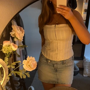 Vit jeans topp med dragkedja - Säljer en svinsnygg vit jeanstopp med dragkedja framtill. Den har en tight passform och skimrar lite lätt. Superfin och är köpt i Spanien för 2 år sedan. Den är slutsåld på Zaras hemsida och går inte att få tag i 💌så så fin topp!! Perfekt till sommaren och fest 😍🤩toppen är välanvänd och har tecken på användning. Trots de är den i fint sick! SÄLJER ÄVEN FLER JÄTTEFINA PLAGG I MIN PROFIL 