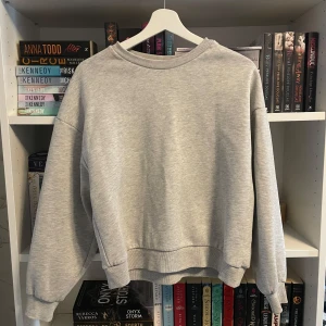 Collegetröja  - Fin tröja från Gina tricot som inte kommer till användning. Tröjan är i använt, men fint skick🤍