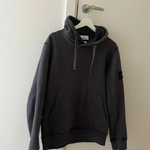 Stone Island Hoodie - Säljer denna Stone Island hoodie då jag aldrig använder den längre. Har inte använt den mycket alls. Köpt på NK för ganska längesen. Vet ej om kvittot finns kvar. Den är i väldigt bra skick. Den är M men passar även som S. Hör av dig om du har fler frågor :) 