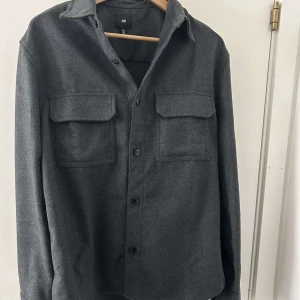 Mörkgrå overshirt från H&M - Snygg mörkgrå overshirt från H&M, använd en gång 