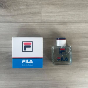 Fila Eau de Toilette för män - Säljer en Fila Eau de Toilette för män. Flaskan är stilren och fyrkantig med Fila-loggan i rött och blått. Förpackningen matchar med samma färger och logga. Perfekt för den som gillar en sportig och fräsch doft.