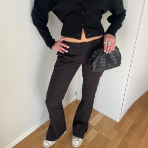 Svarta kostymbyxor - Snygga svarta kostymbyxor med bootcut-stil. De är lowwaist🤍Skriv vid frågor om mått mm!