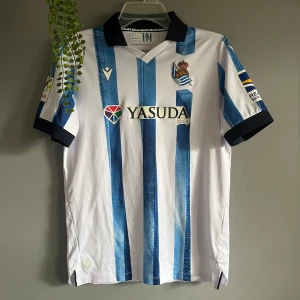 Real Soicedad 2024 hemmatröja - Tja! Säljer Real Soicedads hemmatröja från 2024 säsongen. Den köptes ny i Real Soicedads officiella butik i San Sebastian och har knappt vart använd. Nypris ligger på ca 1000kr. Skriv vid funderingar! 🤩