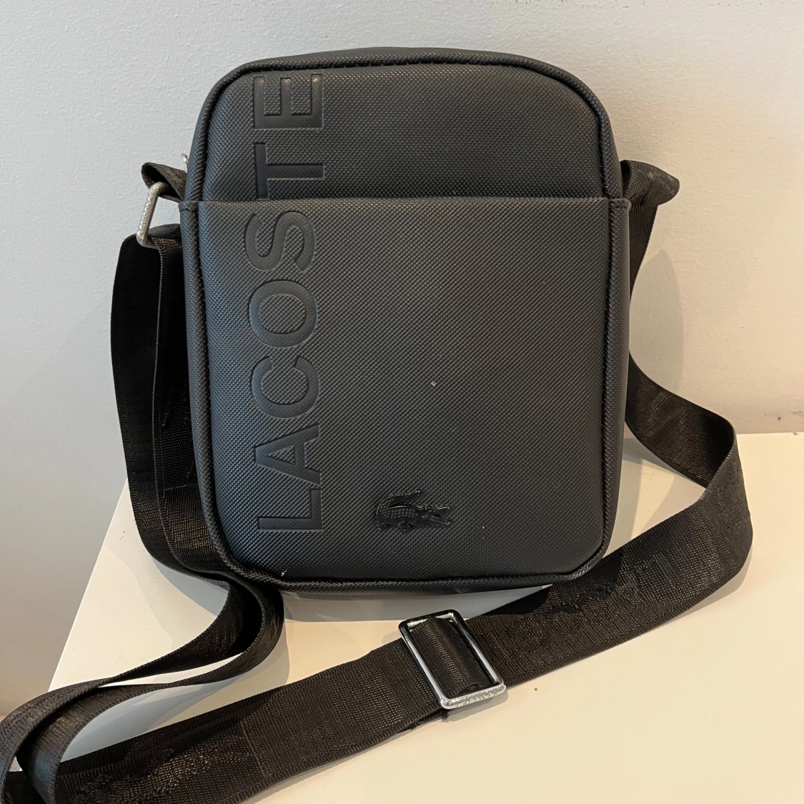 Svart axelväska från Lacoste