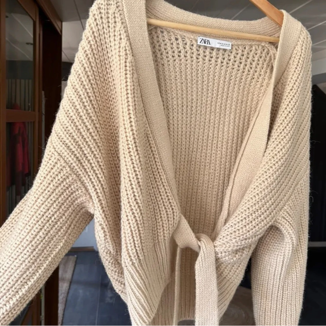 Beige stickad omlottkofta från Zara - 1