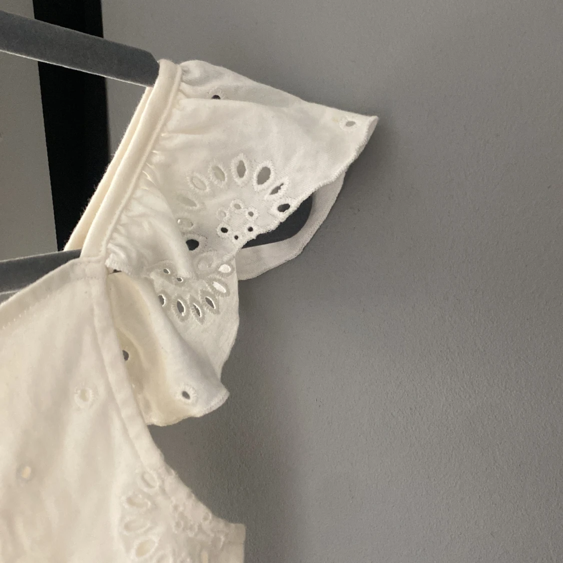 Vit broderad topp från H&M - 3