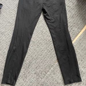 Svarta chinos från Only & Sons - Snygga svarta byxor från Only & Sons med en klassisk design. De har en knapp och dragkedja framtill samt hällor för bälte. Perfekta för en stilren look.