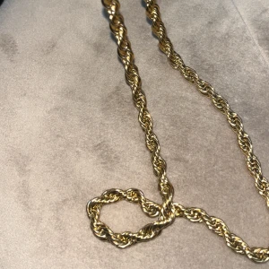 Guldplanterat halsband och armband - Säljer ett stilrent Guldplanterat halsband och matchande armband med tvinnad design. Perfekt för att ge en elegant touch till din outfit. Halsbandet har en klassisk kedja och armbandet är justerbart för bästa passform.☀️☀️🌟