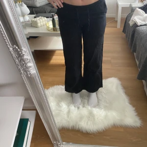 Linne byxor i svart - Säljer ett par svarta byxor med snörning i midjan. De är lite för korta vilket är andledningen till att jag säljer de💕