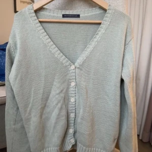 Kofta brandy melville - Supersöt sage grön kofta från Brandy Melville! Storleken är one size men skulle säga S 