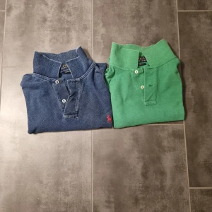 Blå och grön pikétröja från Ralph Lauren - Säljer två snygga pikétröjor från Ralph Lauren i storlek XL och L i bulk. Den ena är blå och den andra grön, båda med klassisk krage och knappar framtill. Perfekta för sommaren nät man bara vill ta det lite lugnt och käka lite glass eller gå till stranden.