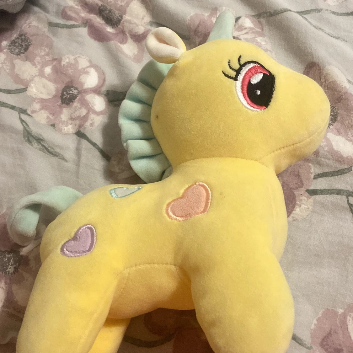 Gul enhörningsmjukisdjur med hjärtan