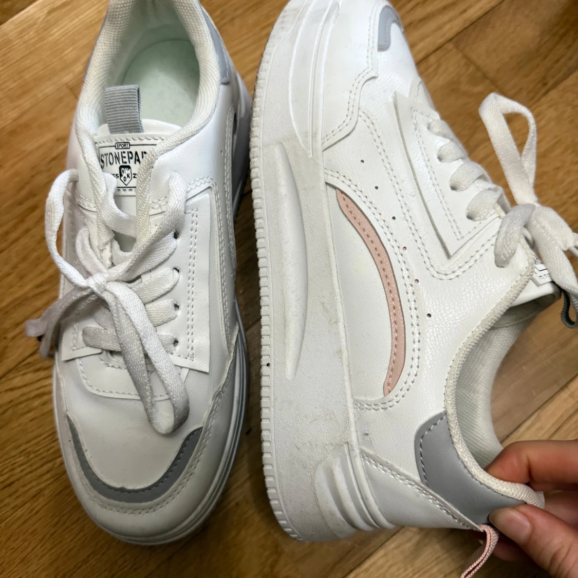 Vita sneakers från Stonepark - 1