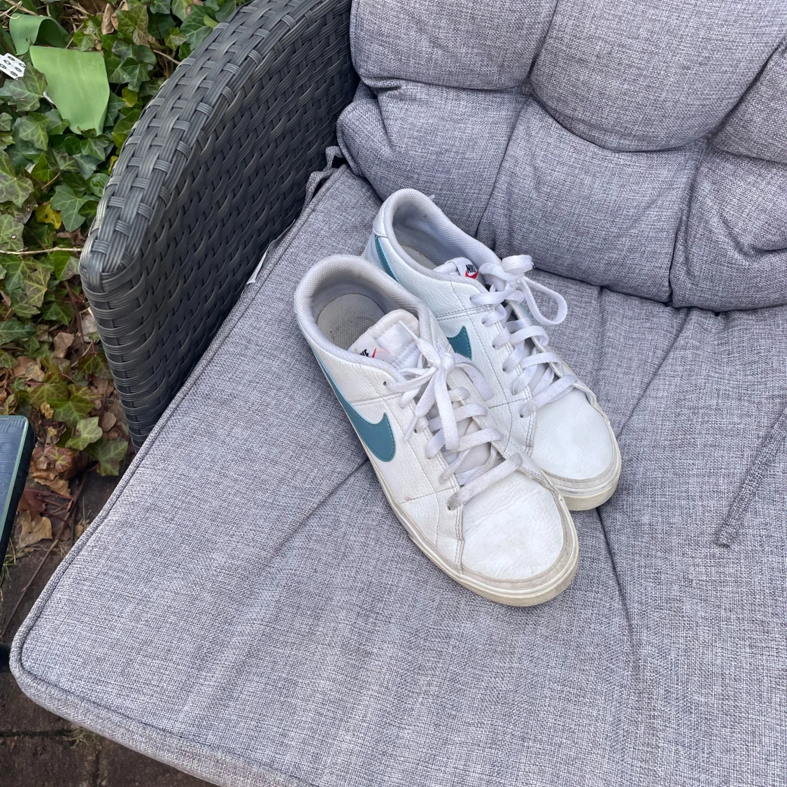 Vita Nike sneakers med blå detaljer