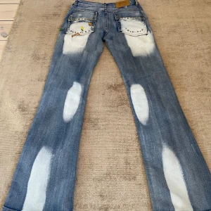 Blå jeans med slitningar - Coola blå jeans med unika vita detaljer. Skriv gärna om ni har några frågor🌷pris kan diskuteras vid snabb affär🍒