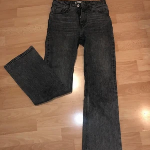  jeansbyxor - Snygga gråa  jeansbyxor med en klassisk design. De har en rak passform och är perfekta för en avslappnad stil. Byxorna har en knapp och dragkedja framtill. Utan slit längst ner 