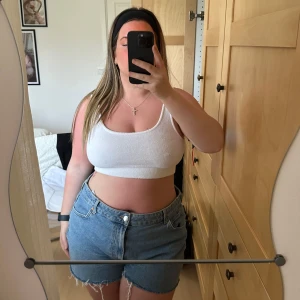 Vit ribbad linnetopp - Säljer en stilren vit ribbad linnetopp. Perfekt för varma sommardagar med sin ärmlösa design och croppade passform. Enkel och snygg att matcha med jeans eller kjol. Hör av dig vid intresse!