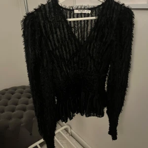Svart topp  - Snygg svart topp ❤️‍🔥 Funkar såväl som till vardags som till festligare tillfällen. Nypris 399kr, säljer för 120kr. Aldrig använd, men dragit av prislappen. Skriv meddelande vid frågor/fler bilder 🤩