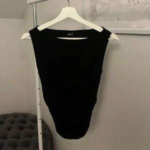 Svart topp - Snygg svart topp med indragningar i midjan 🤩95% viskos. Använd fåtal gånger, jättefint skick. Skriv meddelande vid frågor/fler bilder 🩷