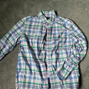 Rutig skjorta från Ralph Lauren - Säljer en snygg rutig skjorta från Ralph Lauren. Perfekt för en laidback look. Mycket bra skick. Mitt pris 299.  