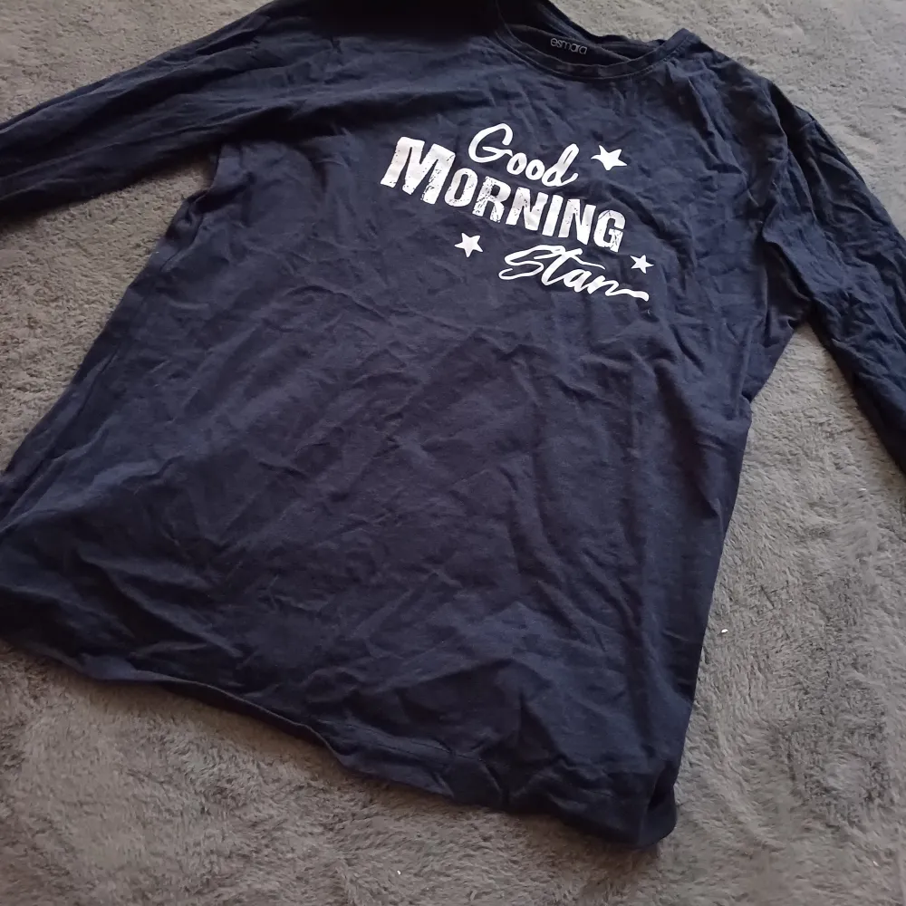 Säljer en blå långärmad tröja från Esmara med texten 'Good Morning Star' i vitt på framsidan. Perfekt för en avslappnad stil. Tröjan är gjord i ett mjukt material som känns skönt mot huden.. Neuletakit & Villapaidat.