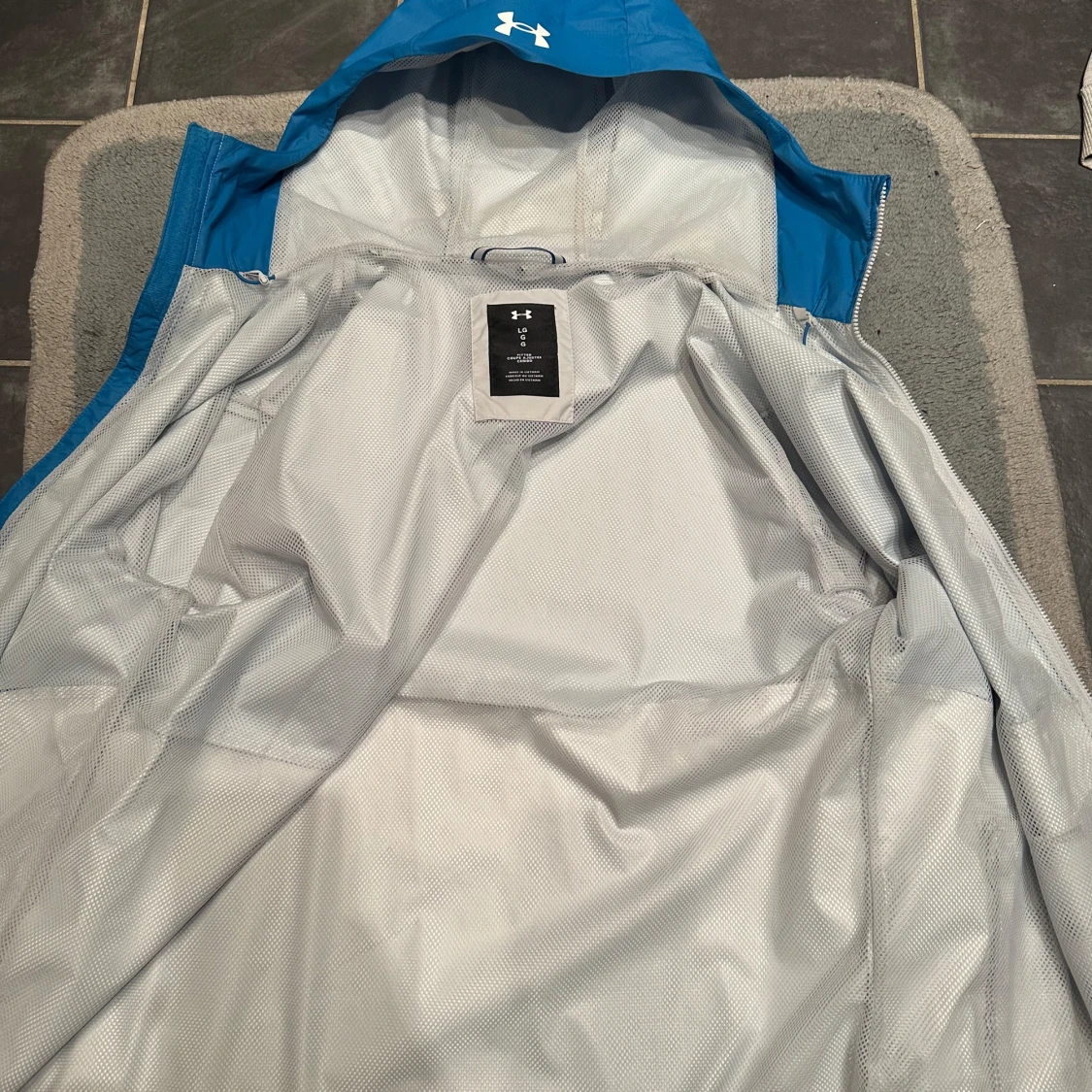 Blå och vit vindjacka från Under Armour - 2