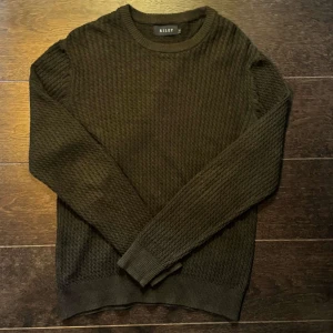 Riley tröja  - Hej säljer nu denna tvär snygga Riley tröjan som är i storlek medium och är i färgen mörkgrön. Skick: 9/10 inga hål eller fläckar. Kom dm för mer frågor och svar 😊🙌