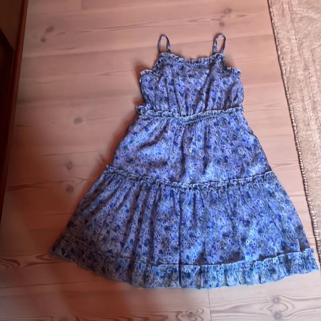 Blå blommig klänning med volangdetaljer - 1